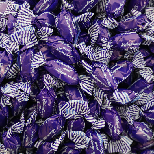 Hartgekochte schwarze Johannisbeere und Lakritz – harte Bonbons mit einer zähen Lakritz-Toffee-Füllung