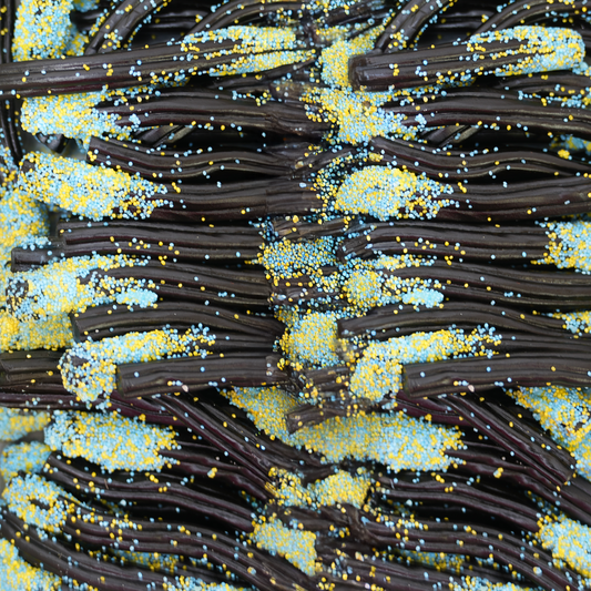 Lakritzstäbe - weiches schwarzes Lakritz, getaucht in knusprige Zuckerstreusel